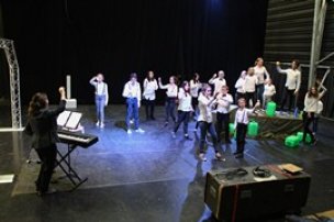 spectacle, représentation à la Grainerie à Balma, Toulouse création et vogue le navire . chant, théâtre. 